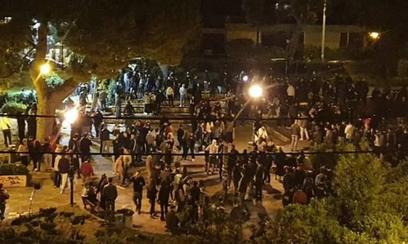 Χαμός στην Αγία Παρασκευή: Ντου της αστυνομίας - Τα έσπασαν οι 300 νεαροί (vids)