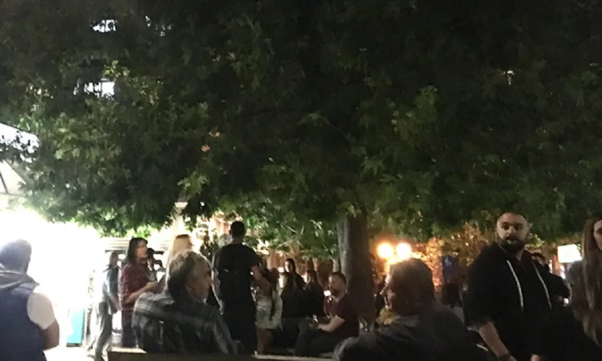 Παγκράτι: Χαμός στην πλατεία Βαρνάβα για ένα «takeaway» ποτό