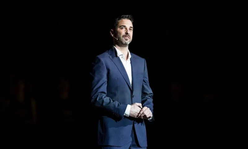 Ναβάρο: Η γυναίκα και οι κόρες του σκοράρουν με κλειστά μάτια (vids)