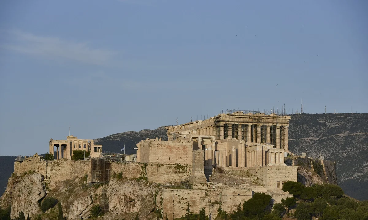 «Κονταίνουν» τα κτίρια στην περιοχή της Ακρόπολης