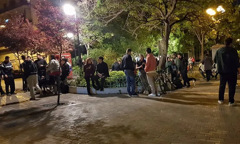 Άρση μέτρων: «Ανταρτοπόλεμος» τις νύχτες στις πλατείες (vid-pics)