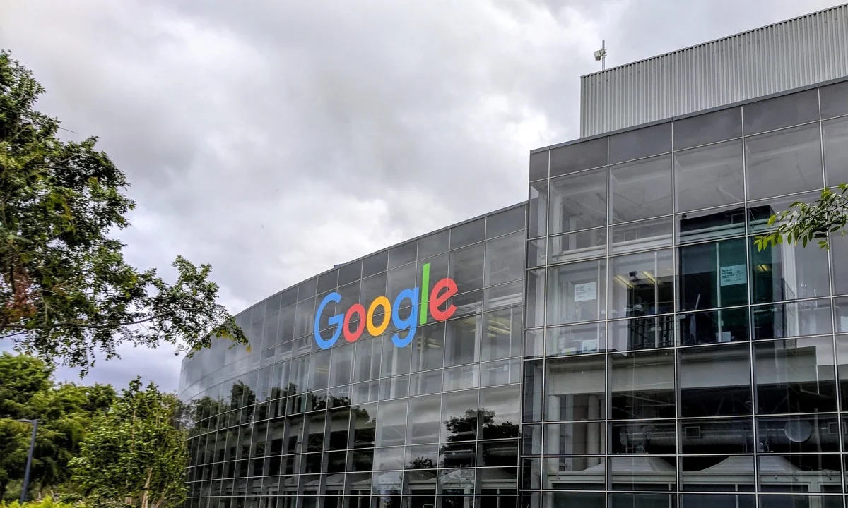 Facebook-Google: Τηλεργασία ως το τέλος του χρόνου για τους εργαζόμενους