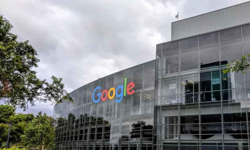 Facebook-Google: Τηλεργασία ως το τέλος του χρόνου για τους εργαζόμενους