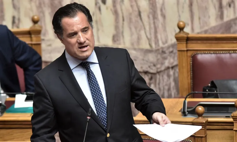 Γεωργιάδης: Μοίρασε μάσκες και αντισηπτικά στην Ερμού