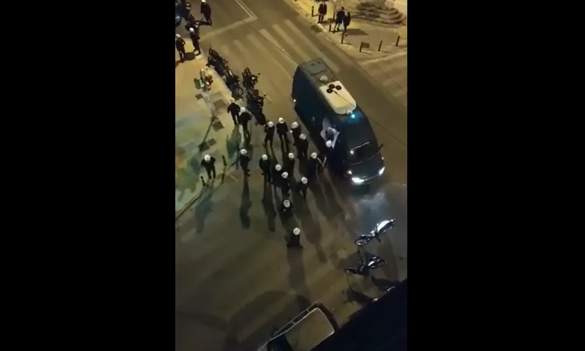 Κυψέλη: Έσβησαν τα φώτα και έκαναν ντου τα ΜΑΤ (vid)