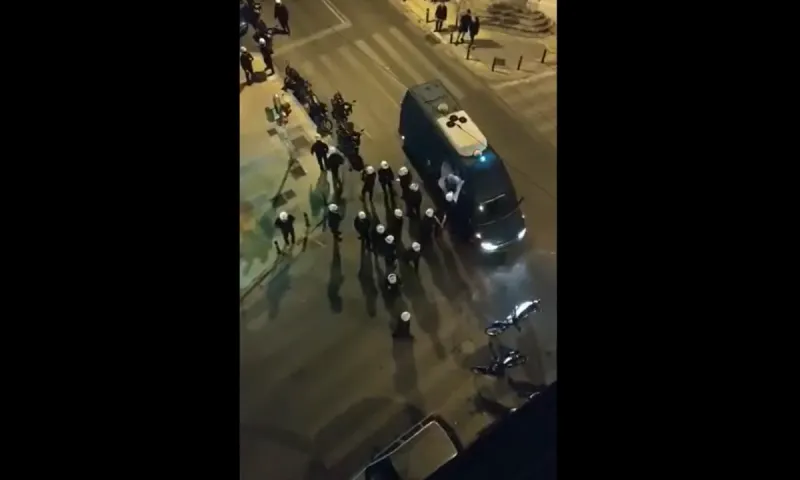 Κυψέλη: Έσβησαν τα φώτα και έκαναν ντου τα ΜΑΤ (vid)