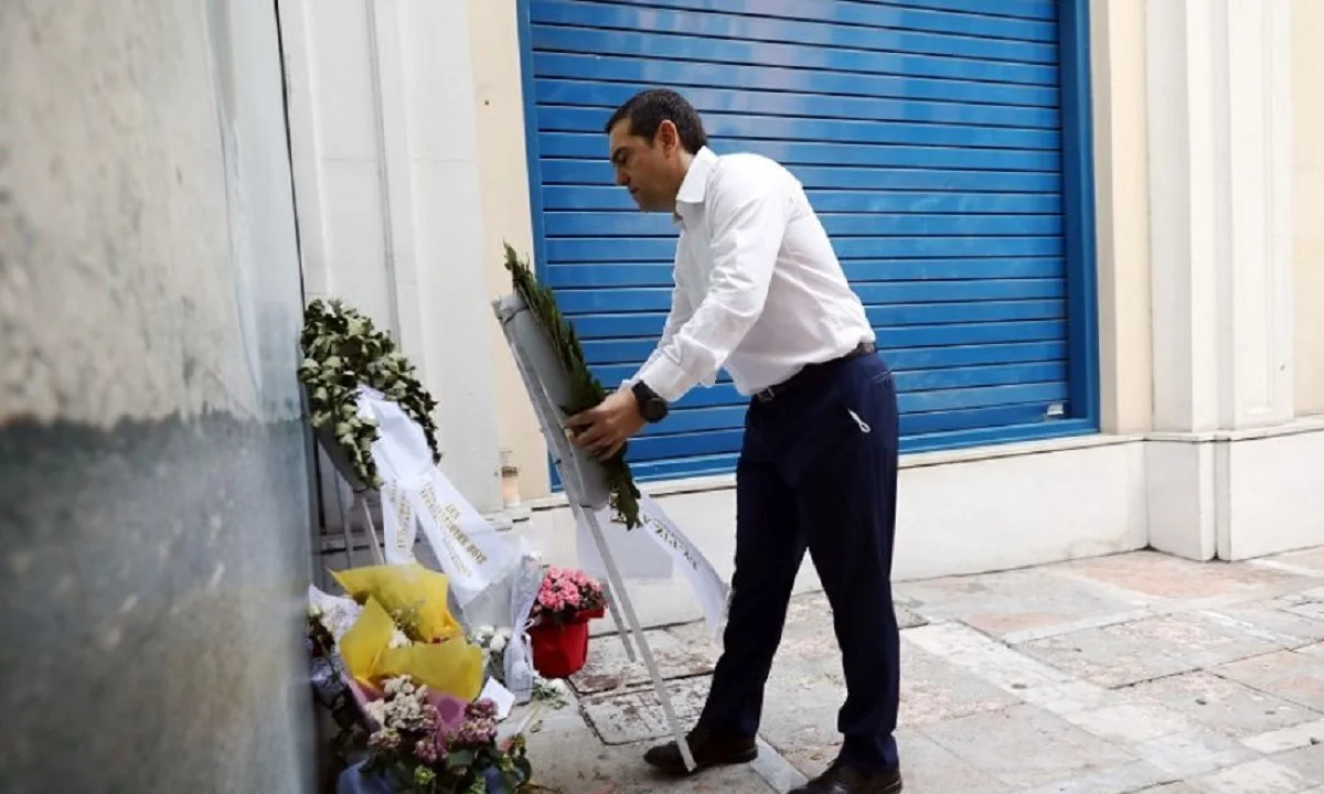 Τσίπρας: Κατέθεσε στεφάνι στη Marfin - «Υποκρισία να ανοίγει ο φάκελος της υπόθεσης 10 χρόνια μετά»