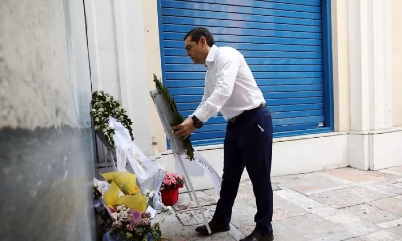 Τσίπρας: Κατέθεσε στεφάνι στη Marfin - «Υποκρισία να ανοίγει ο φάκελος της υπόθεσης 10 χρόνια μετά»