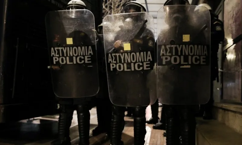 Κυψέλη - Νέα νύχτα έντασης: Μολότοφ και φθορές σε καταστήματα (pics-vid)