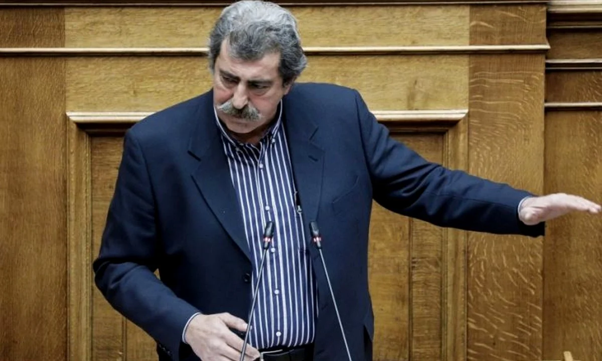 Πολάκης για ποστ στη ΝΔ: «Καπνιστής είμαι - Παιδεραστής, λαμόγιο και μιζαδόρος δεν είμαι»