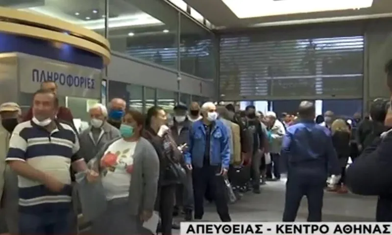 ΔΕΗ: Απίστευτη ουρά στο κέντρο της Αθήνας (vid)