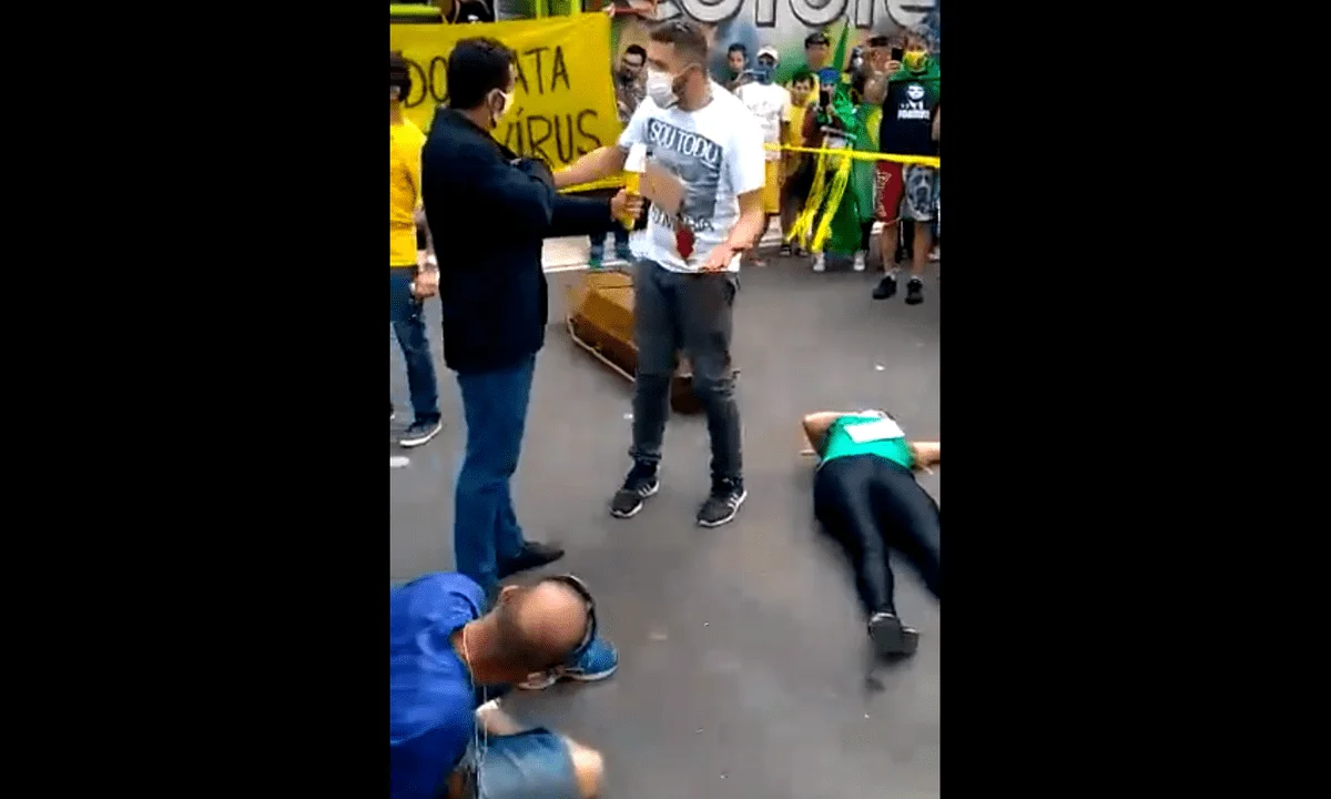 Κορονοϊός - Βραζιλία: Χλευάζουν με χυδαίο τρόπο τους νεκρούς (vid)