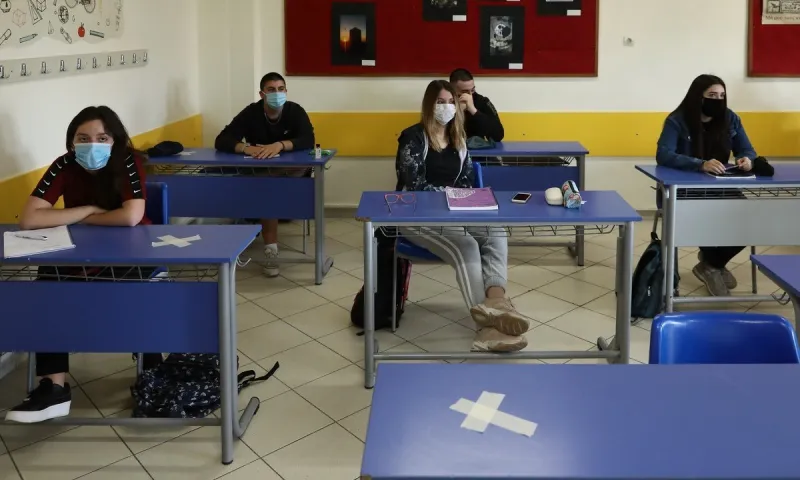 Άνοιξαν τα σχολεία: H θερμομέτρηση, οι μάσκες και τα σημάδια (pics-vids)