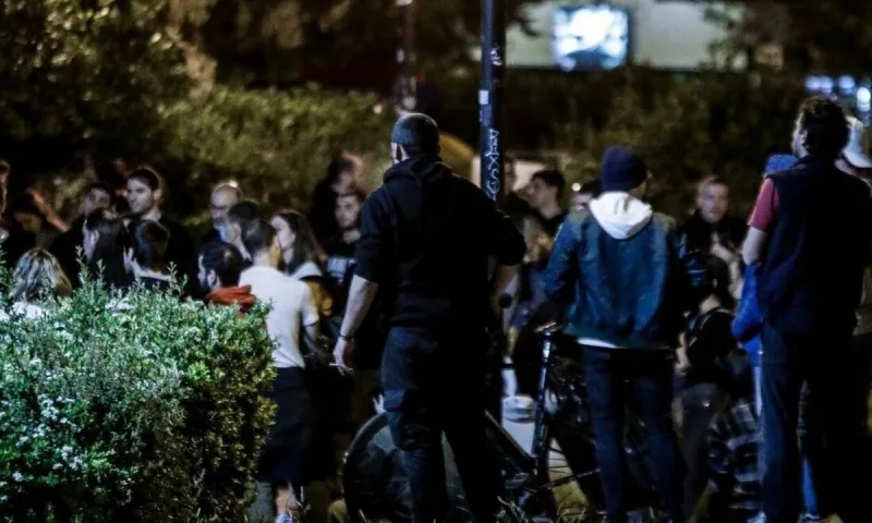 Παγκράτι: Νέα νύχτα συνωστισμού και take away ποτών (vid)