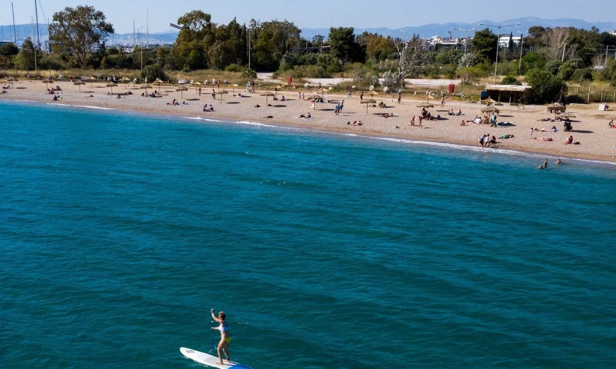 Σκέψεις να ανοίξουν παραλίες, καφέ και εστιατόρια το τριήμερο!