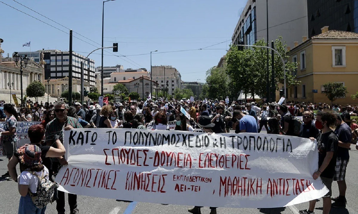 Πανεκπαιδευτικό συλλαλητήριο: Τεταμένο κλίμα έξω από τη Βουλή