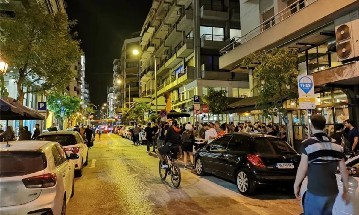 Θεσσαλονίκη: Βγήκε για... ποτό ο κόσμος - Εικόνες συνωστισμού στο κέντρο (pics)