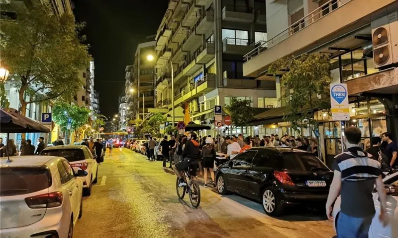 Θεσσαλονίκη: Βγήκε για... ποτό ο κόσμος - Εικόνες συνωστισμού στο κέντρο (pics)