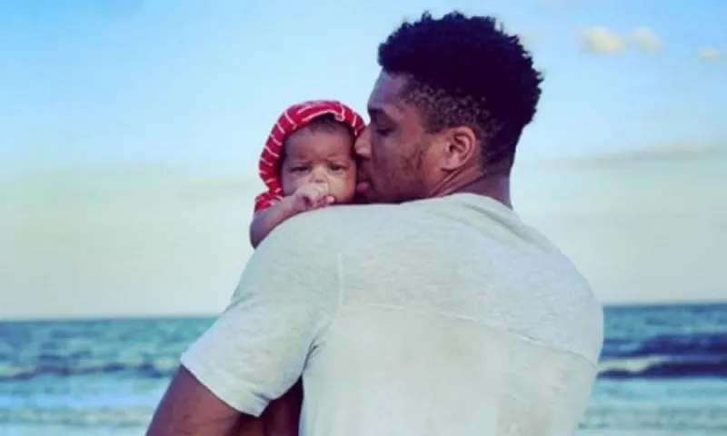 «Τρέλα» Γιάννη για τον «Baby Greek Freak» (pic)