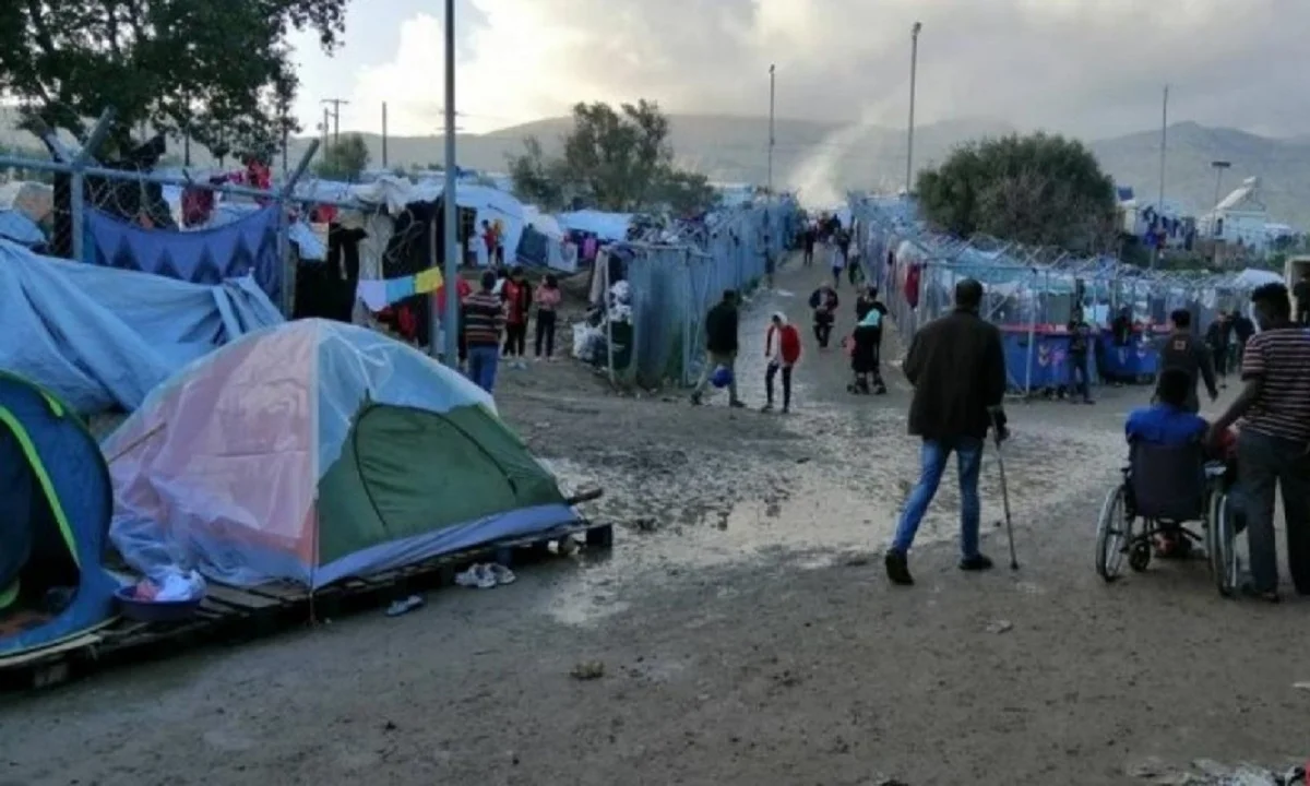 Μόρια: Μετανάστες με σπαθιά και δρεπάνια - Επίθεση σε αστυνομικό (pic)