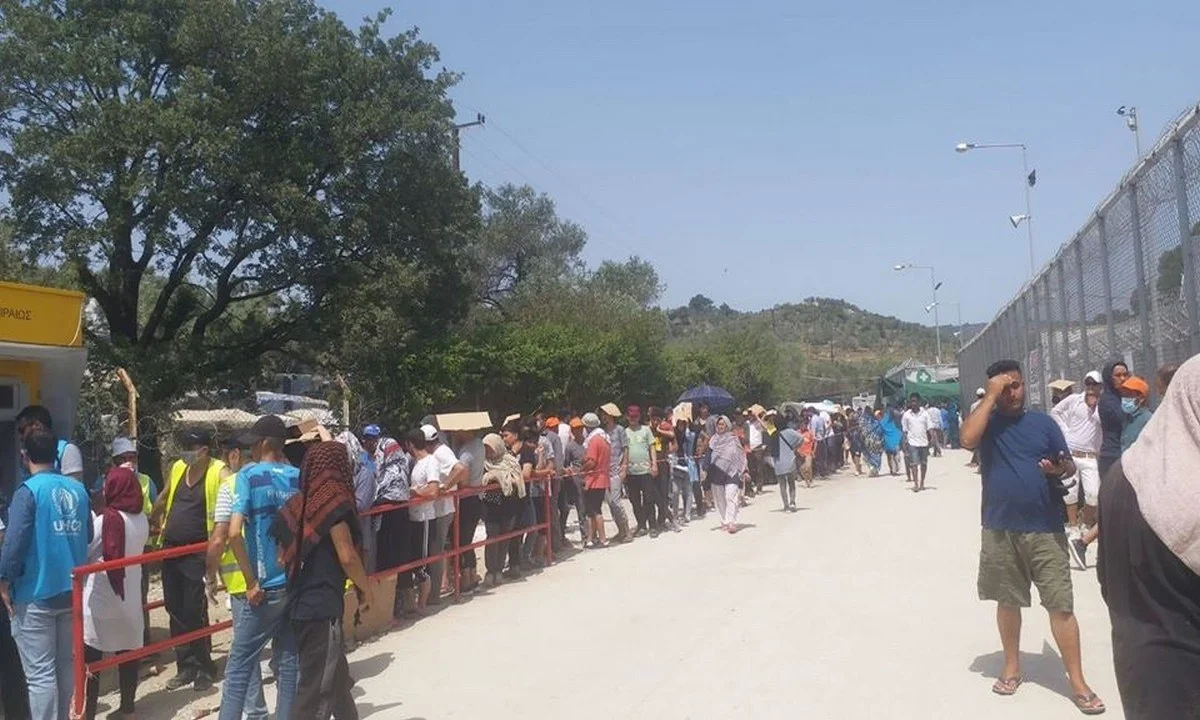 Μόρια: Ο ένας πάνω στον άλλο στο ΑΤΜ! (pics)