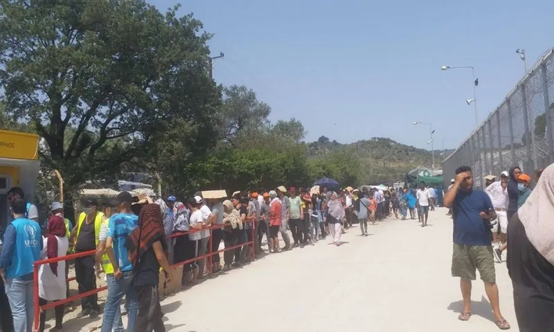 Μόρια: Ο ένας πάνω στον άλλο στο ΑΤΜ! (pics)