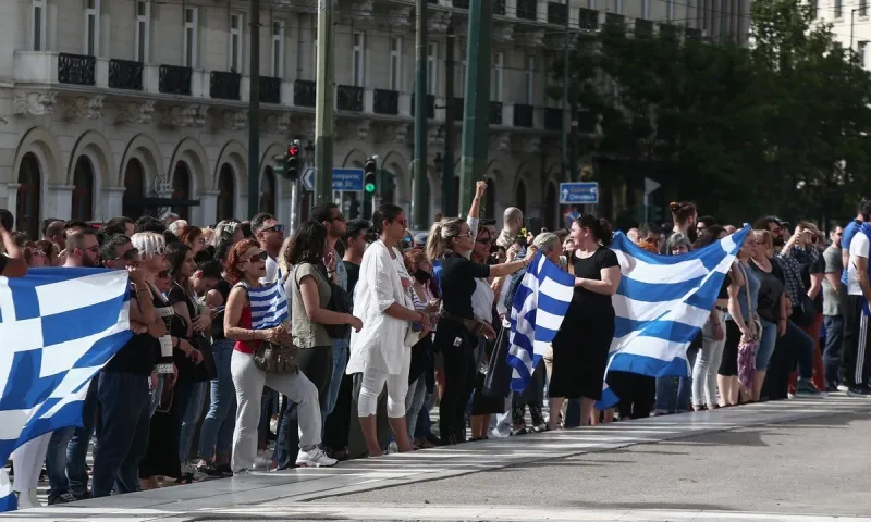 Σύνταγμα: Συγκέντρωση με σημαίες, εθνικό ύμνο και πλακάτ κατά 5G και εμβολίων (vid)