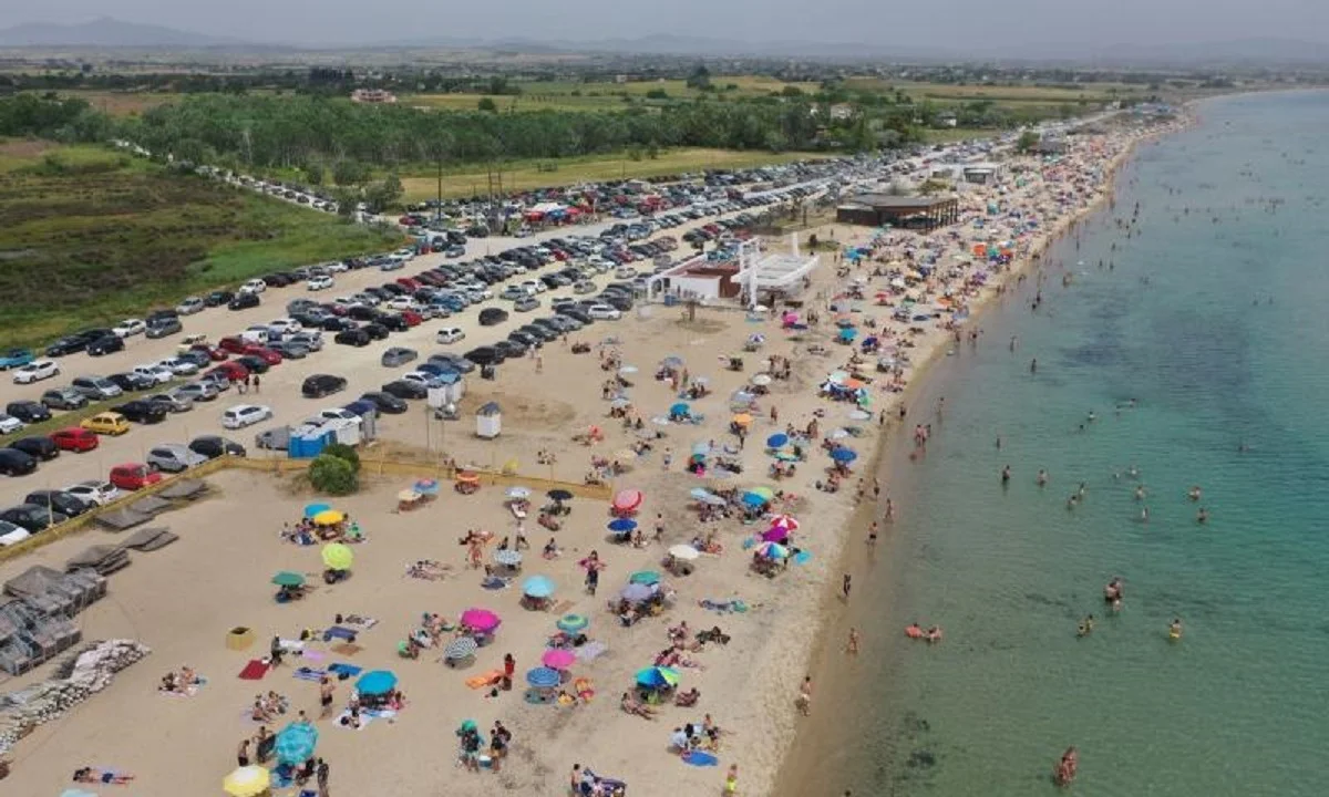 Θεσσαλονίκη: Χιλιάδες κόσμου γέμισαν τις παραλίες (pics)