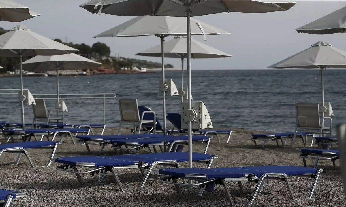 Θεσσαλονίκη: Λουόμενοι ζητούν ξαπλώστρες με διαχωριστικό και θήκη για αντισηπτικό