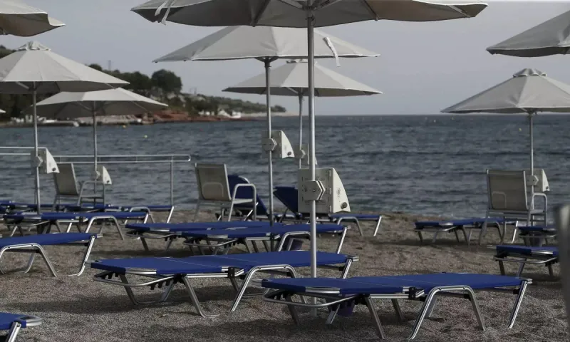 Θεσσαλονίκη: Λουόμενοι ζητούν ξαπλώστρες με διαχωριστικό και θήκη για αντισηπτικό