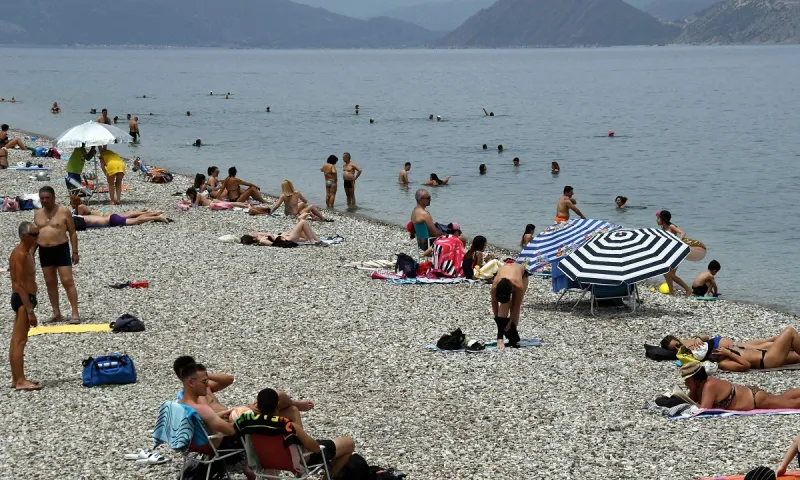 Άγρια συμπλοκή νεαρών σε παραλία με 2 τραυματίες!