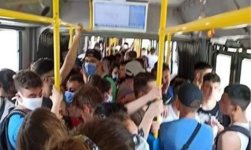 Ελληνικό-Σαρωνίδα: Απίθανη φωτογραφία - Τίγκα το λεωφορείο!