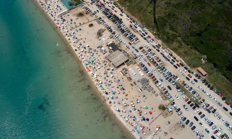 Θεσσαλονίκη: Εντυπωσιακές φωτογραφίες από την... κατάμεστη παραλία της Επανομής (pics)