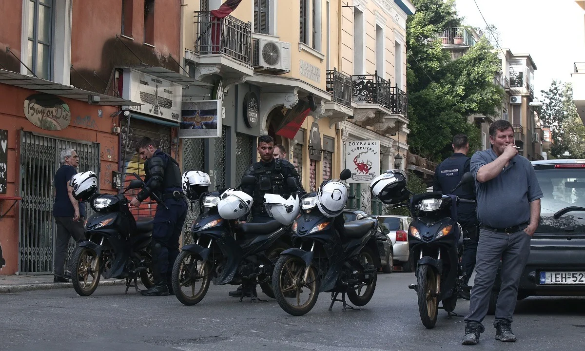 Εξάρχεια: Επιχείρηση της αστυνομίας για την εκκένωση κτηρίου (vid)