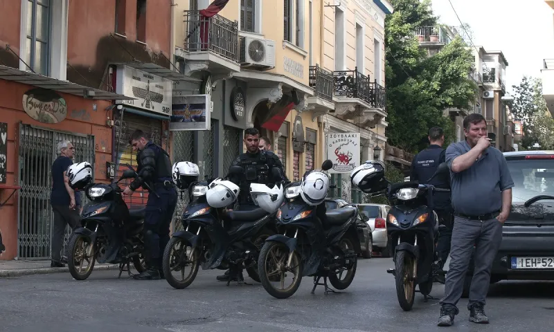 Εξάρχεια: Επιχείρηση της αστυνομίας για την εκκένωση κτηρίου (vid)
