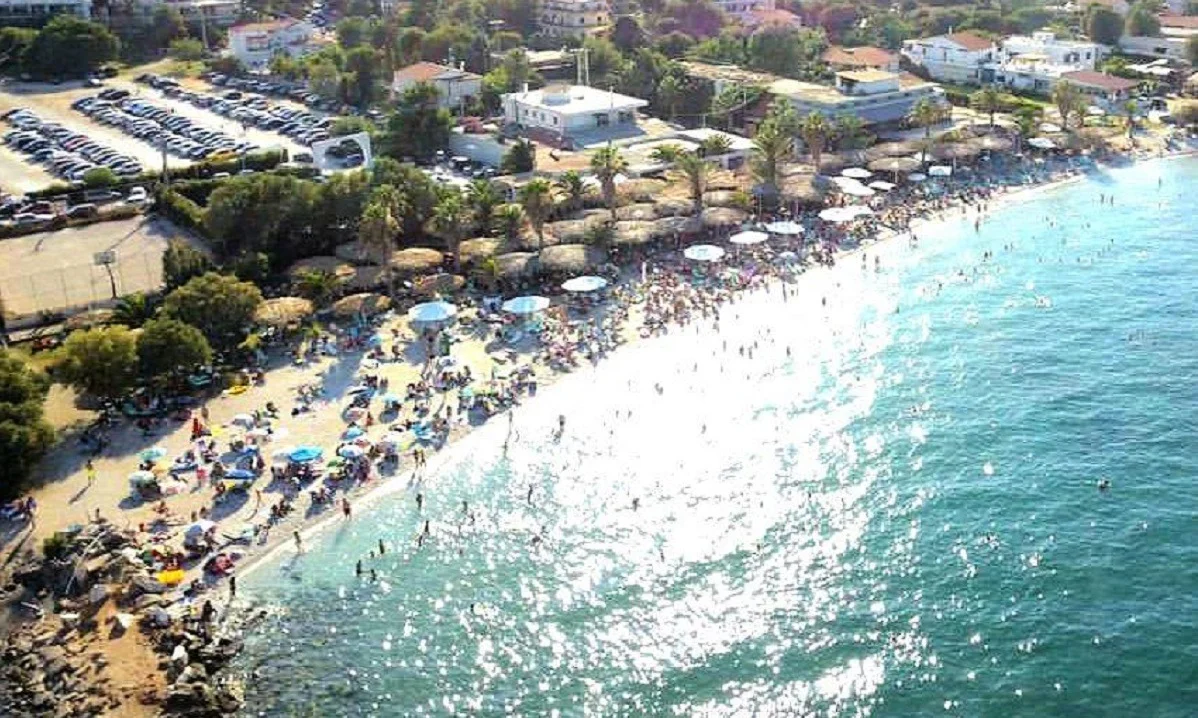 Άρση μέτρων: Τι σκέφτεται η Κυβέρνηση για μουσική και αλκοόλ στις παραλίες και τα beach bar