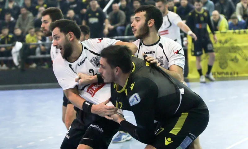 Διακοπή στα πρωταθλήματα χάντμπολ: Πρωταθλήτρια η ΑΕΚ στους άνδρες, ο ΠΑΟΚ στις γυναίκες