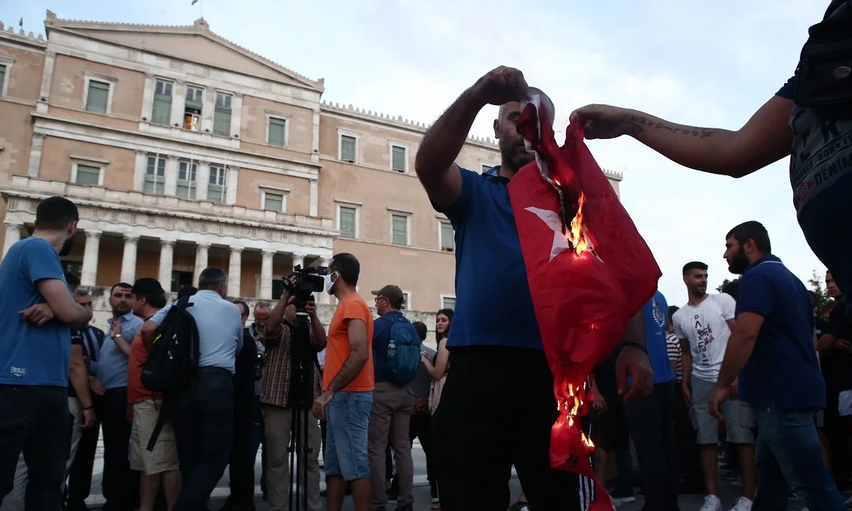 Οργή στην Τουρκία για το κάψιμο της σημαίας στο Σύνταγμα (pic)