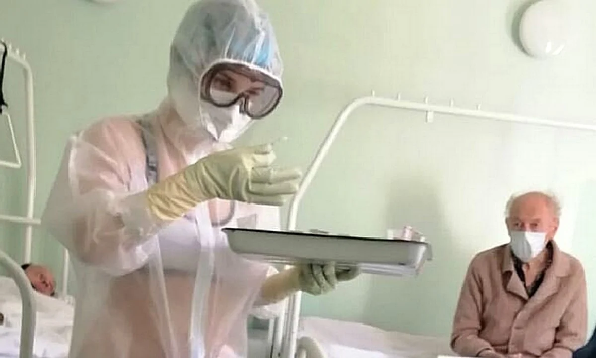 Ρωσίδα νοσοκόμα εμφανίστηκε με εσώρουχα κάτω από την προστατευτική στολή! (pic)