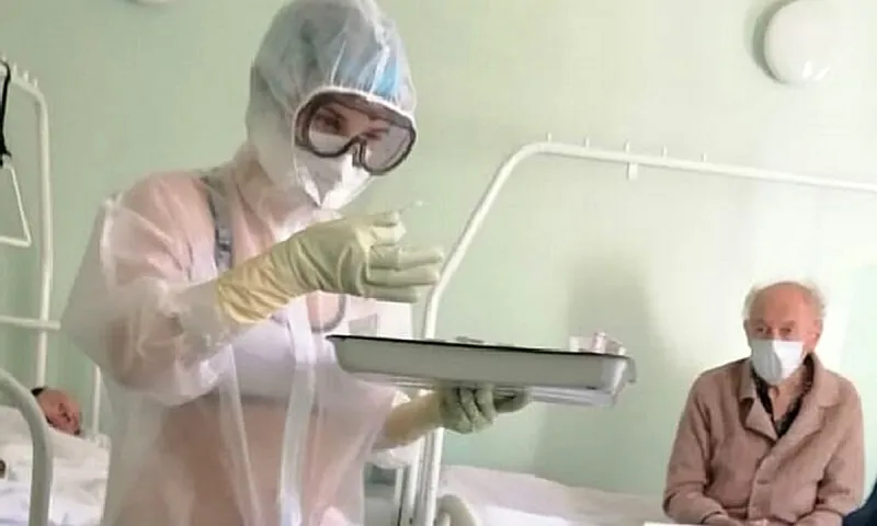Ρωσίδα νοσοκόμα εμφανίστηκε με εσώρουχα κάτω από την προστατευτική στολή! (pic)