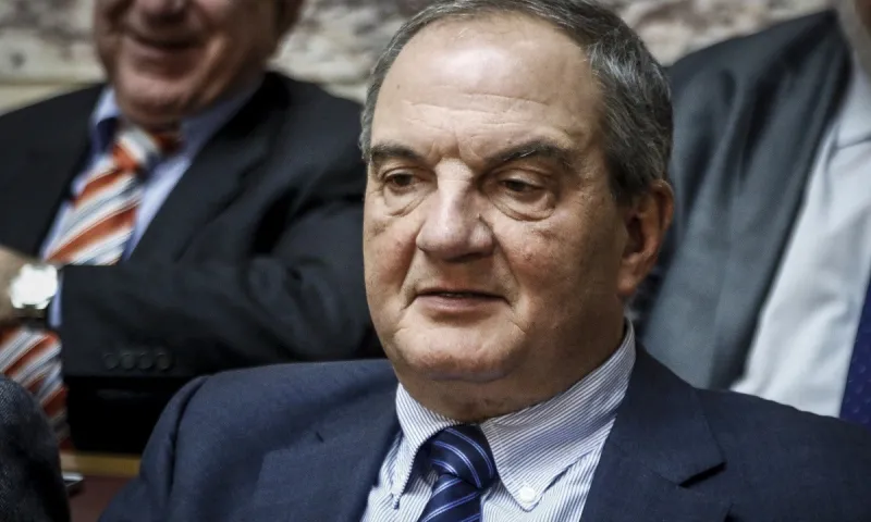Καραμανλής: Εμφανίστηκε στη Βουλή αγνώριστος! (pic)