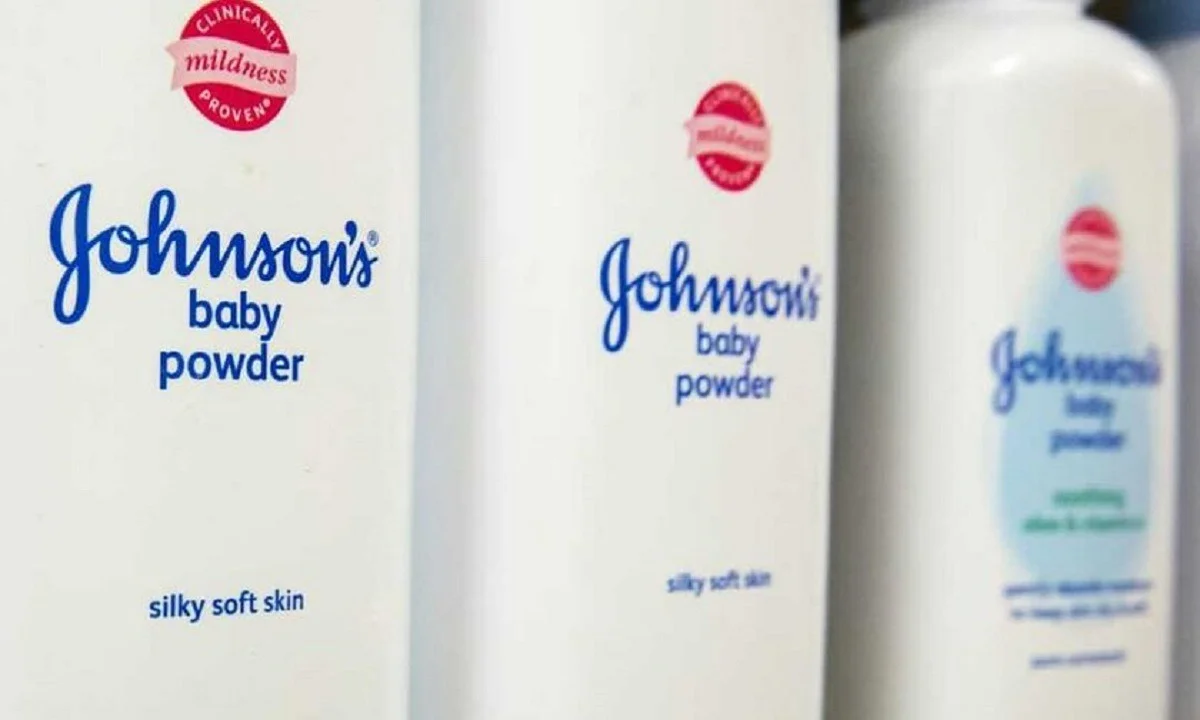 Johnson & Johnson: Αποσύρει ταλκ από την αγορά - Έχει δεχθεί 16.000 αγωγές από καρκινοπαθείς