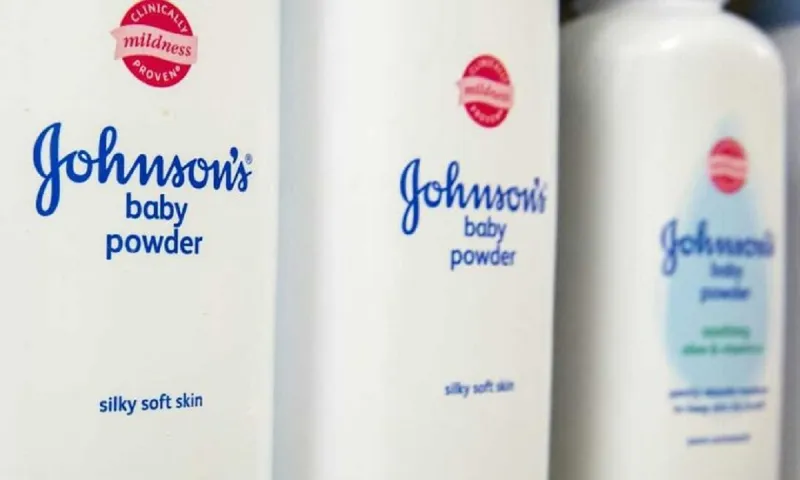 Johnson & Johnson: Αποσύρει ταλκ από την αγορά - Έχει δεχθεί 16.000 αγωγές από καρκινοπαθείς