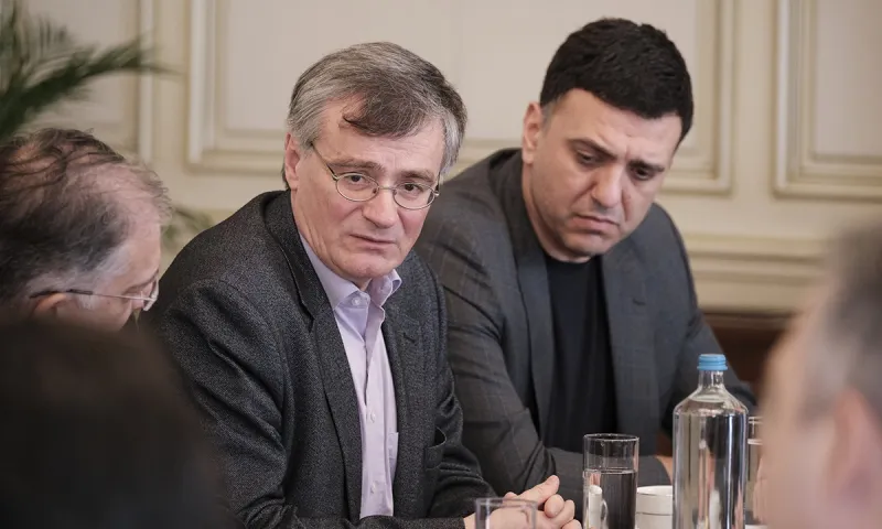 Τσιόδρας: Το ένζημο που προστατεύει τα παιδιά (vid)