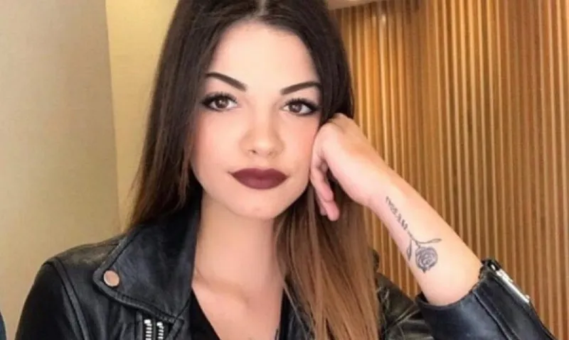 Ο τραγουδιστής που ερωτεύτηκε η καλλονή εγγονή της Τζένης Καρέζη (vid)