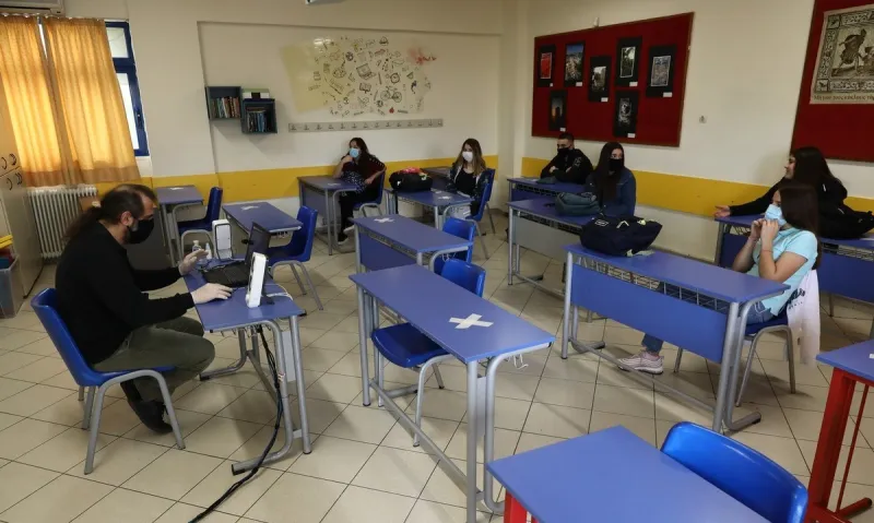 Πανελλαδικές εξετάσεις: Πώς θα διεξαχθούν - Μάσκες, ανεμιστήρες και κυλικεία