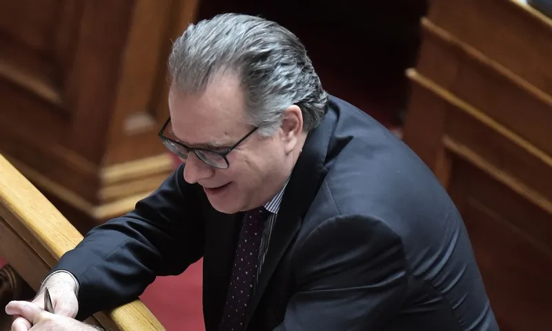 Κουμουτσάκος: Συγγνώμη για τη photo με τα πόδια πάνω στο γραφείο