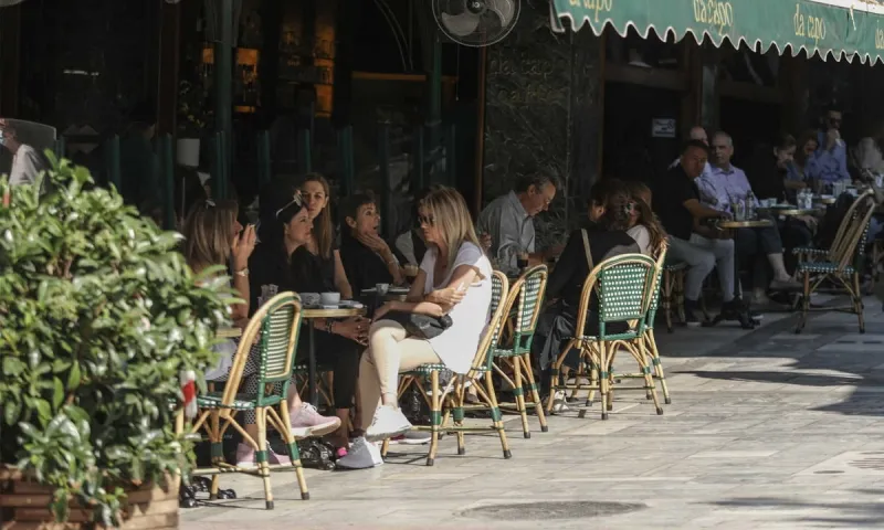Εστίαση: Τραπεζάκια παντού και γεμάτα καφέ (vids-pics)