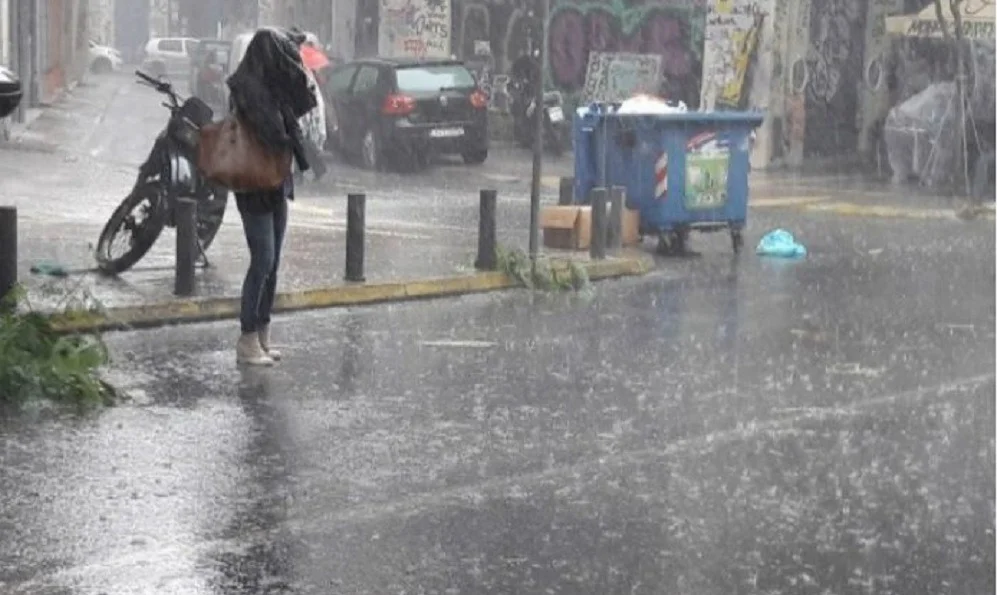 «Τρελή» βροχή στην Αττική - Νέες καταιγίδες την Τρίτη (26/5)
