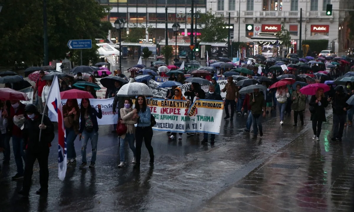 Αθήνα: Πανεκπαιδευτικό συλλαλητήριο υπό βροχή (pics+vid)